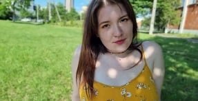 Красивая красивая девушка с неотразимым обаянием