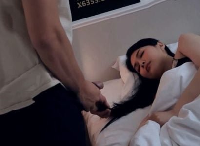 Красивая девушка, у которой сексуальное солнце, соседка не может оторвать глаза
