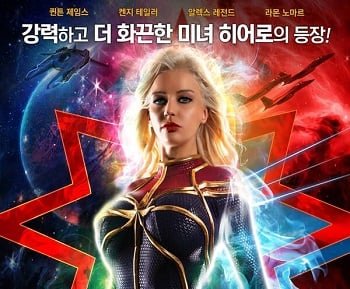 Горячая женщина -режиссер соблазнительный молодой персонал в темной комнате