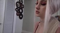 Мальчик, который наслаждался тремя девочками, был удивлен на фестивале